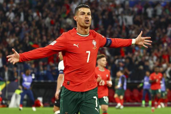 <i>Cristiano Ronaldo, primer jugador de fútbol milmillonario. EFE/EPA/Anna Szilagyi</i>