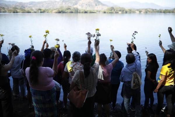 <i>Activistas contra la minería participan en un homenaje a tres compañeros asesinados en 2009, este sábado en Sensuntepeque (El Salvador). FOTO EFE/ Rodrigo Sura</i>