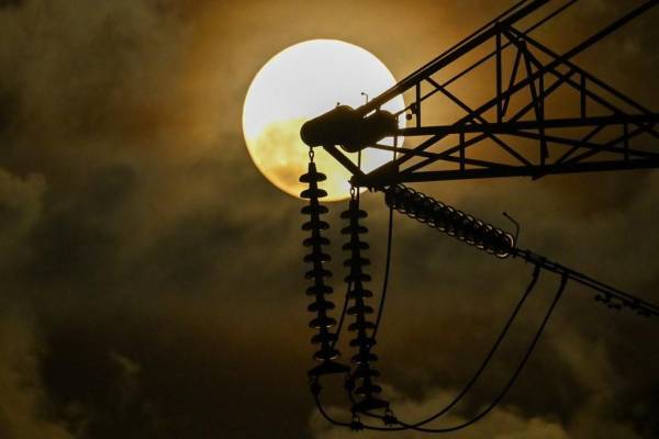 <i>ARCHIVO. La súper luna llena se muestra junto a una torre de transmisión eléctrica en Lambaro, provincia de Aceh en Indonesia, el 3 de julio de 2023.PRESIDENTE MAHYUDDIN / AFP</i>