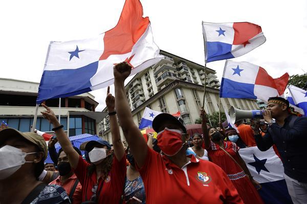 Miembros del Sindicato de Maestros se concentran frente a la escuela República de Venezuela tras finalizar una huelga nacional que pedía por el congelamiento del combustible y la baja en los precios de los medicamentos y la comida, el 01 de agosto de 2022 en Ciudad de Panamá (Panamá). EFE/Bienvenido Velasco