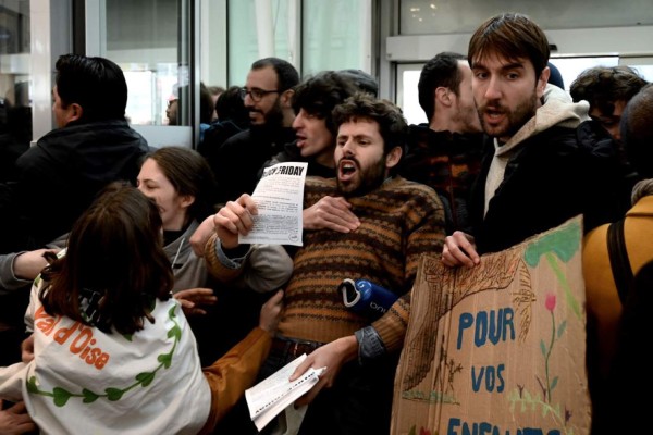 Protestas contra consumismo y consecuencias climáticas del 'Black Friday'