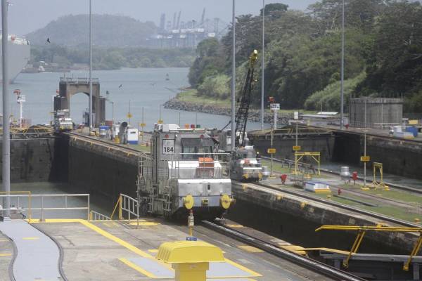 <i>Fotografía de archivo de un barco pasando por una de las esclusas en el Canal de Panamá (Panamá). EFE/Carlos Lemos</i>