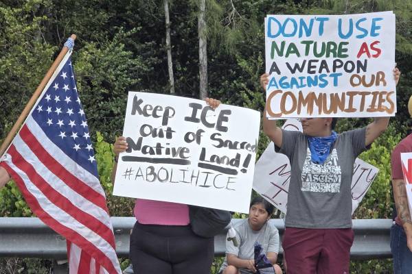 <i>Personas sostienen carteles durante una protesta junto al nuevo centro de detención para migrantes, conocido como 'Alligator Alcatraz' este martes, en Ochopee (Estados Unidos). Cerca de un centenar de personas protestaron contra la construcción del centro de detención 'Alligator Alcatraz' durante la visita del presidente estadounidense, Donald Trump. EFE/ Alberto Boal</i>