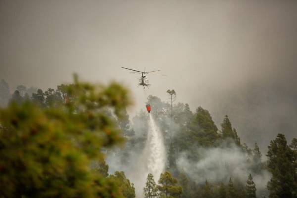 <i>Un helicóptero lanza agua sobre un incendio en el barranco de Jurado sobre el municipio de Tijarafe, en la isla canaria española de La Palma, el 17 de julio de 2023, ya que un incendio forestal que comenzó el 15 de julio ha destruido 4.000 hectáreas de tierra. (Foto de DESIREE MARTIN / AFP)</i>