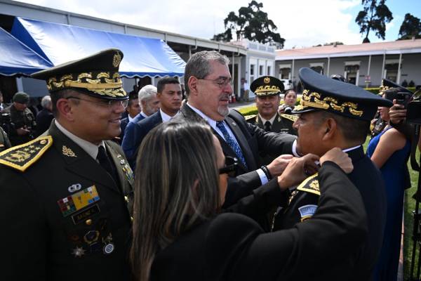<i>Bernardo Arévalo participó en el acto oficial de ascenso de cuatro coroneles al grado de generales de División. Foto de cortesía</i>