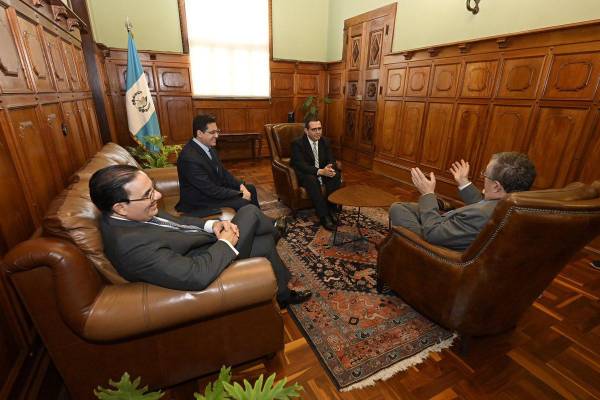 Fotografía cedida por el Gobierno de Guatemala del 28 de abril de 2026 que muestra al nuevo fiscal general y jefe del Ministerio Público en Guatemala, Gabriel García Luna (c), durante una entrevista con el presidente de Guatemala, Bernardo Arévalo de León (d), en el Palacio Nacional de la Cultura en Ciudad de Guatemala (Guatemala). Arévalo de León, eligió este martes a García Luna como nuevo fiscal general y jefe del Ministerio Público para el período 2026-2030, en reemplazo de Consuelo Porras Argueta, sancionada por corrupción por Estados Unidos y la Unión Europea. EFE/ Gobierno de Guatemala /SOLO USO EDITORIAL/NO VENTAS/SOLO DISPONIBLE PARA ILUSTRAR LA NOTICIA QUE ACOMPAÑA (CRÉDITO OBLIGATORIO)