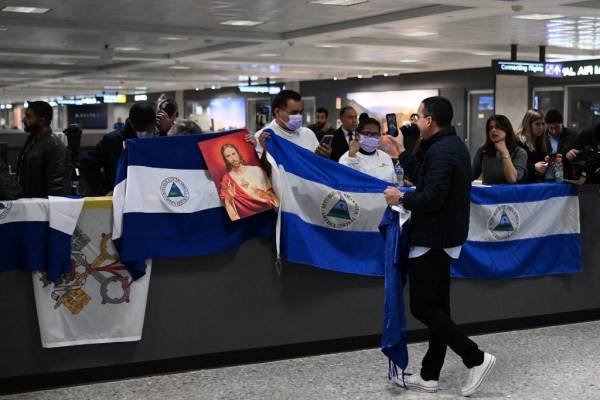 <i>Activistas y simpatizantes esperan la llegada de presos políticos de Nicaragua al Aeropuerto Internacional Dulles en Dulles, Virginia, el 9 de febrero de 2023, luego de que fueran liberados por el gobierno de Nicaragua. - Más de 200 opositores de Nicaragua detenidos llegaron a EE.UU. luego de ser liberados por las autoridades, dijeron familiares y opositores. El parlamento de Nicaragua votó el jueves para despojar a los opositores políticos de su nacionalidad. (Foto de ANDREW CABALLERO-REYNOLDS / AFP)</i>