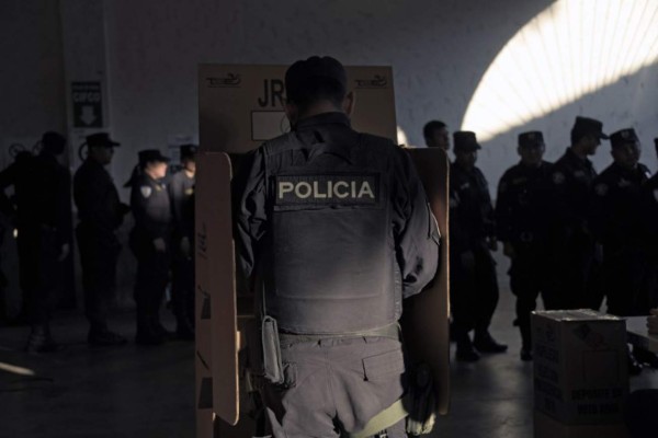 Inicia el conteo de votos en la elección presidencial de El Salvador