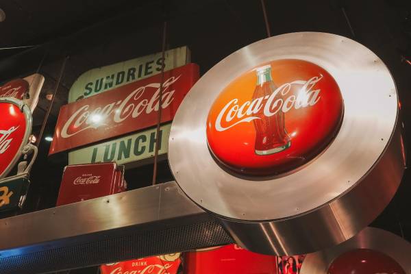 <i>Compañías como</i><i><b> Coca-Cola, Nike, L'Oréal y Procter &amp; Gamble </b></i><i>están aumentando su esfuerzo para sostener la visibilidad de sus marcas. (Foto: Shutterstock)</i>