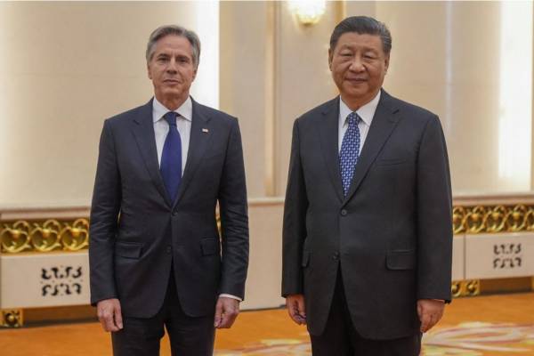 <i>El secretario de Estado de Estados Unidos, Antony Blinken (izq.), se reúne con el presidente de China, Xi Jinping, en el Gran Salón del Pueblo de Beijing el 26 de abril de 2024. FOTO Mark Schiefelbein / PISCINA / AFP</i>