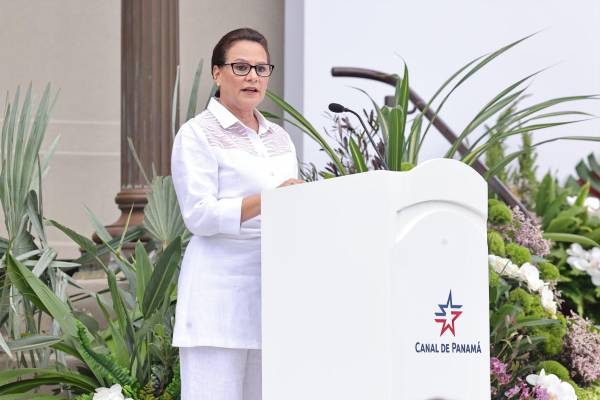 <i>Ilya Espino de Marotta hizo historia al convertirse en la primera mujer en asumir las riendas del Canal de Panamá. Foto de cortesía</i>