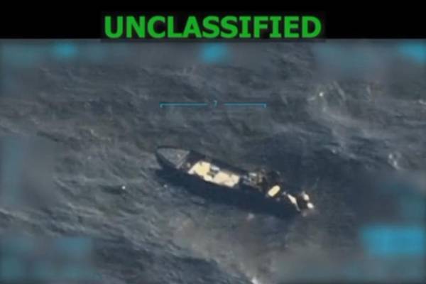 Captura de video tomado de la red social Truth Social de la cuenta @realDonaldTrump del presidente de Estados Unidos, Donald Trump, que muestra una embarcación en llamas luego de ser atacada en el mar Caribe. EFE/ @realdonaldtrump