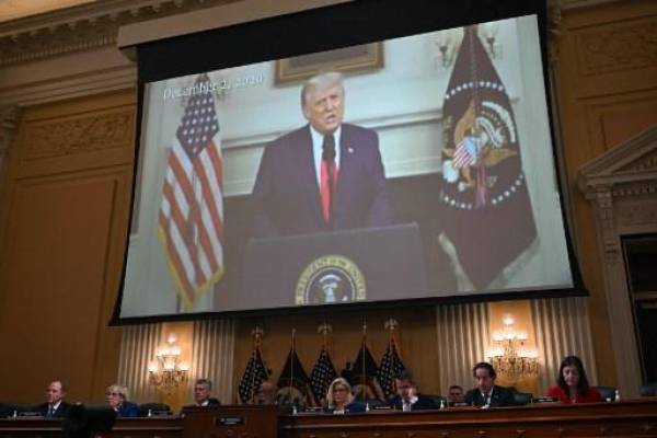 Se muestra un video del expresidente de los Estados Unidos, Donald Trump, en la audiencia del Comité Selecto de la Cámara de Representantes de los Estados Unidos para investigar el ataque del 6 de enero al Capitolio de los Estados Unidos, en el Capitolio de Washington, DC, el 13 de octubre de 2022. (Foto de MANDEL NGAN / AFP)