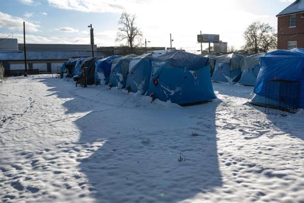 <i>LOUISVILLE, KY - 24 DE DICIEMBRE: Se ve una fila de tiendas de campaña en The Hope Village, un campamento de tiendas de campaña seguro establecido para personas sin hogar, el 24 de diciembre de 2022 en Louisville, Kentucky. Se esperan fuertes precipitaciones invernales y temperaturas 40 grados por debajo del promedio durante el fin de semana de Navidad en gran parte de los Estados Unidos. Jon Cherry/Getty Images/AFP (Foto de Jon Cherry/GETTY IMAGES NORTH AMERICA/Getty Images vía AFP)</i>