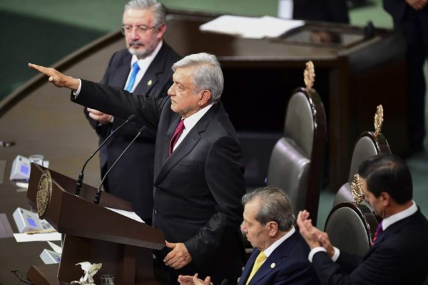 México: AMLO promete perseguir a los corruptos en su primer día como presidente