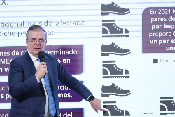 <i>El secretario de Economía, Marcelo Ebrard, habla durante una rueda de prensa este jueves, en Palacio Nacional de la Ciudad de México (México). EFE/ Mario Guzmán</i>