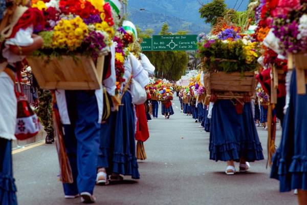 <i>Fotografía cedida por la Secretaría de Turismo y Entretenimiento de Medellín que muestra a silleteros participando en el Desfile de Silleteros de la Feria de las Flores, en Medellín (Colombia). EFE/ Secretaría de Turismo Y Entretenimiento de Medellín Y Alcaldía de Medellín </i>