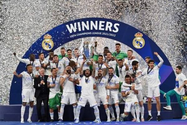 El defensa brasileño Marcelo del Real Madrid lavanta la copa de la Liga de Campeones en la final del torneo en el Stade de France en Saint-Denis, en el norte de Paris. (Photo by Paul ELLIS / AFP)