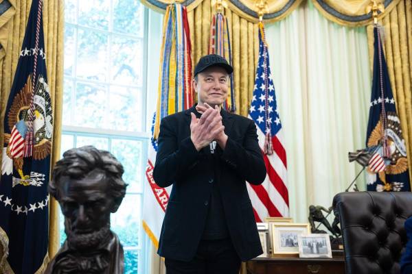 <i>Elon Musk asiste a una conferencia de prensa con el presidente de EE.UU. Trump en el Despacho Oval de la Casa Blanca en Washington, DC, EE.UU., 30 de mayo de 2025. EFE/EPA/FRANCIS CHUNG / POOL</i>