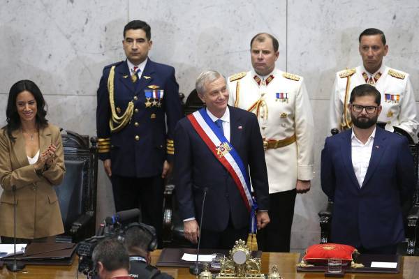 <i>El ultraderechista José Antonio Kast (c), la nueva presidenta de la cámara alta, Paulina Nuñez (i) y el presidente saliente Gabriel Boric (d), reaccionan durante la ceremonia de investidura este miércoles, en Valparaíso (Chile). Kast asumió la Presidencia de Chile en una solemne ceremonia a la que acudieron parlamentarios de todos los partidos y una docena de jefes de Estado y de Gobierno de todo el mundo, entre ellos el rey Felipe VI de España y el argentino Javier Milei. EFE/Adriana Thomasa</i>
