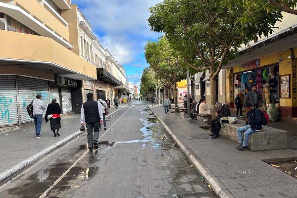 <i>Personas caminan por una calle del centro este lunes, en Ciudad de Guatemala (Guatemala). EFE/ Mariano Macz</i>