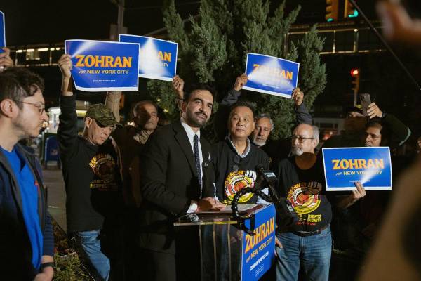 <i>Autodenominado socialista demócrata, Zohran Mamdani derrotó al exgobernador Andrew Cuomo y al republicano Curtis Sliwa con una plataforma centrada en la justicia social y la economía inclusiva. Foto de cortesía</i>