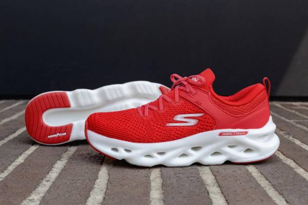 Fundada en 1992, Skechers, con sede en California, es una de las marcas de calzado más grandes del mundo, popular por sus estilos deportivos informales. Foto cortesía