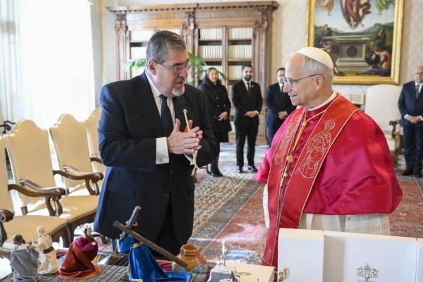 <i>El presidente de Guatemala, Bernardo Arévalo durante su encuentro con el papa León XIV en una audiencia privada celebrada este sábado en el Vaticano. EFE/ Matteo Pernaselci / Vatican media .</i>