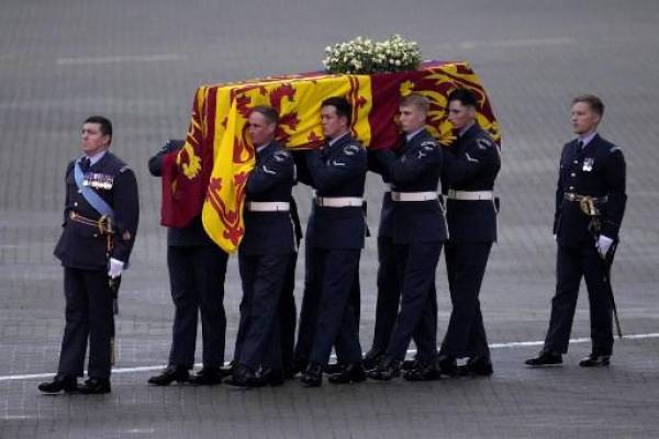 Los portadores del féretro del Queen’s Colour Squadron (63 Squadron RAF Regiment) llevan el ataúd de la reina Isabel II al Royal Hearse después de haberlo retirado del C-17 en la base aérea de la Royal Air Force Northolt el 13 de septiembre de 2022, antes de llevarlo a Buckingham. Palace, para descansar en el Bow Room. (Foto de Kirsty Wigglesworth / PISCINA / AFP)