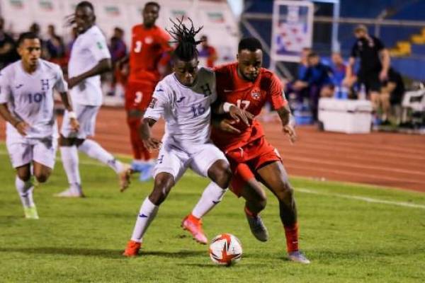 Cyle Larin (D) de Canadá compite por el balón con Wisdom Quaye (I) de Honduras durante su partido clasificatorio de Concacaf para la Copa Mundial de la FIFA Qatar 2022 en el Estadio Olímpico Metropolitano en San Pedro Sula, Honduras el 27 de enero de 2022. (Foto de Wendell ESCOTO / AFP)