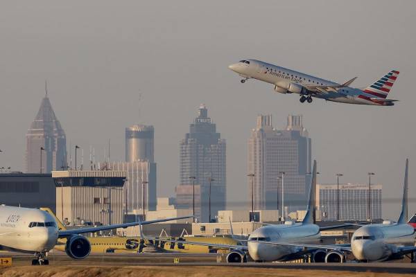 <i>Un vuelo de American Eagle despegó del Aeropuerto Internacional Hartsfield-Jackson de Atlanta, Georgia, EE. UU., el 5 de noviembre de 2025. El cierre del gobierno federal estadounidense, el más largo de la historia, ha provocado retrasos en los viajes aéreos en todo el país. Los empleados de la Administración de Seguridad en el Transporte (TSA) y del Control de Tráfico Aéreo de la Administración Federal de Aviación (FAA) se encuentran entre los trabajadores esenciales que laboran sin remuneración. EFE/EPA/ERIK S. LESSER</i>