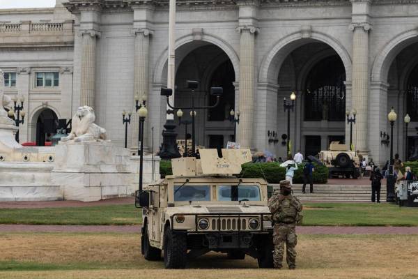 <i>Fotografía de miembros de la Guardia Nacional en Washington (EE.UU.). EFE/EPA/ANNA ROSE LAYDEN</i>