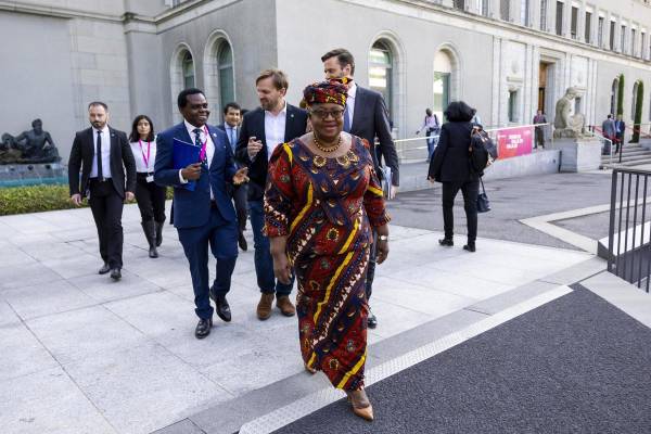 <i>Ginebra (Suiza), 10/09/2024.- La directora general de la Organización Mundial del Comercio (OMC), Ngozi Okonjo-Iweala, de Nigeria, llega a la inauguración del Foro Público de la OMC 2024 titulado 'Re-globalización: Mejor comercio para un mundo mejor', en la sede de la Organización Mundial del Comercio (OMC) en Ginebra (Suiza), el 10 de septiembre de 2024. FOTO EFE/EPA/SALVATORE DI NOLFI</i>