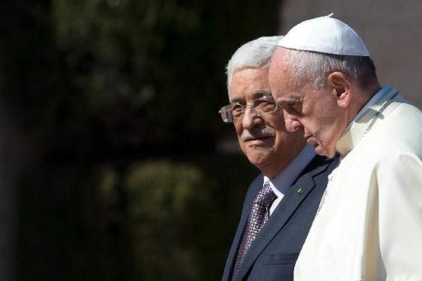 El papa Francisco (dcha) y el presidente de la Autoridad Nacional Palestina, Mahmud Abas. (Foto: AFP)