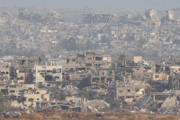 <i>Franja de Gaza (Palestina), 19/05/2025.- Vista de los edificios en ruina de la Franja de Gaza este lunes. Al menos 17 personas murieron en los ataques de Israel contra la Franja de Gaza desde la madrugada, recogen medios palestinos y la cadena catarí Al Jazeera, mientras el Ejército israelí intensifica su ofensiva contra el enclave. EFE/ Abir Sultan</i>