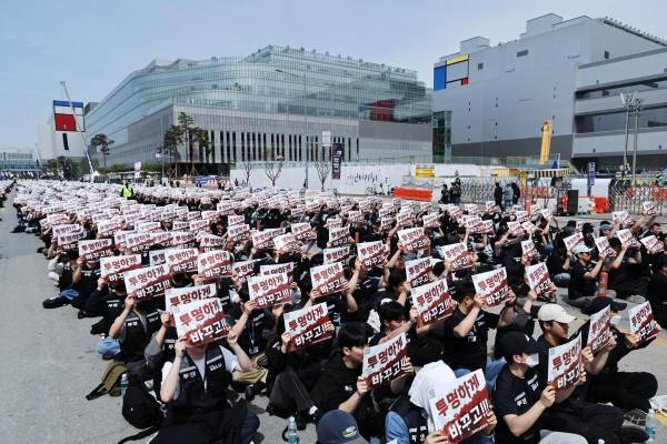 Imagen de archivo de miembros del sindicato de Samsung Electronics con pancartas con el lema Cambio Transparente durante una protesta frente a la planta de semiconductores de la compañía en Pyeongtaek, Corea del Sur, el 23 de abril de 2026. EFE/EPA/HAN MYUNG-GU