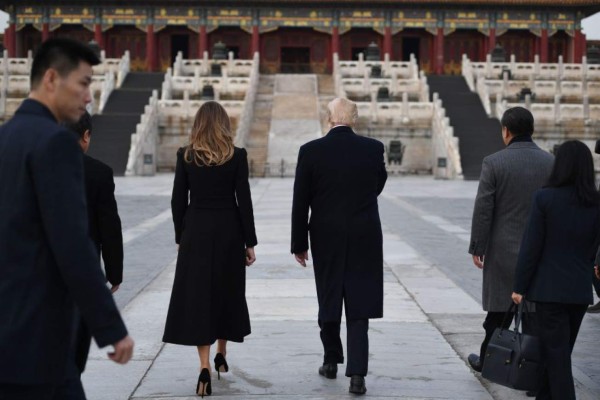 Xi recibe con pompa al presidente Trump en primer día de gira por Pekín