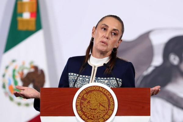 <i>La presidenta de México, Claudia Sheinbaum, habla durante una rueda de prensa este lunes, en Palacio Nacional en Ciudad de México (México). Sheinbaum aseguró que el aterrizaje de un avión militar Hércules C-130 de Estados Unidos el pasado sábado en el Aeropuerto Internacional de Toluca contaba con autorización desde octubre del año pasado y estuvo vinculado exclusivamente a actividades de capacitación. EFE/ Mario Guzmán</i>