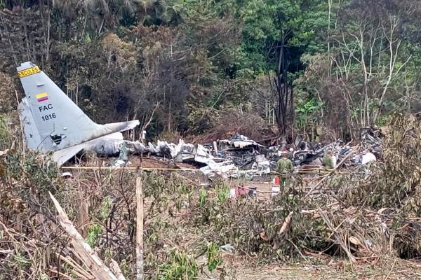 <i>Fotografía que muestra el avión Hércules C-130 de la Fuerza Aérea Colombiana (FAC) accidentado este lunes, en Puerto Leguizamo (Colombia). El accidente de un avión Hércules C-130, que cayó a tierra tras despegar con 125 personas a bordo desde la ciudad amazónica de Puerto Leguízamo, en el departamento del Putumayo, dejó al menos ocho militares muertos y 83 heridos, mientras se desconoce la suerte de los otros 34 ocupantes. EFE/ Miputumayo.com.co/ MÁXIMA CALIDAD DISPONIBLE</i>