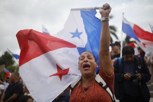 <i>Personas se manifiestan durante una protesta este martes en Ciudad de Panamá (Panamá). Sindicalistas del sector docente y de la construcción se movilizaron contra una serie de iniciativas gubernamentales en la capital panameña. EFE/Bienvenido Velasco</i>