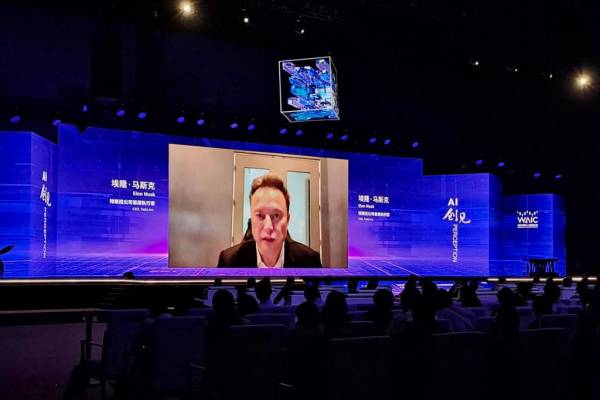 <i>El CEO de Tesla, Elon Musk, habla a través de un enlace de video en la ceremonia de apertura de la Conferencia Mundial de Inteligencia Artificial (WAIC) en Shanghái el 6 de julio de 2023. El gigante de los autos eléctricos Tesla está listo para realizar vehículos totalmente autónomos “a finales de este año”, dijo el CEO Elon Musk. , en el último pronóstico del multimillonario para el ansiado hito.REBECCA BAILEY / AFP</i>