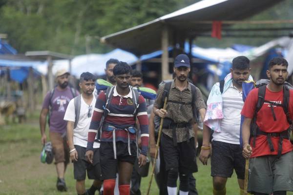 <i>Migrantes de diferentes nacionalidades cruzan un campamento en medio de un operativo en plena selva del Darién, frontera natural entre Colombia y Panamá. Imagen de archivo. EFE/Carlos Lemos</i>