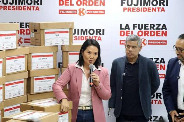Fujimori ha llevado como candidatos a la primera y segunda vicepresidencia peruana a<b> Luis Galarreta y a Miguel Torres. (Foto: EFE)</b>