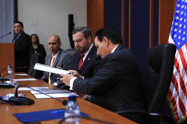 <i>Fotografía cedida por el Gobierno de Guatemala que muestra al ministro de gobernación de Guatemala, Antonio Villeda (d), junto al embajador de Estados Unidos en Guatemala, Tobbin Bradley (c), durante la firma del acuerdo de intercambio de información, que busca reforzar el control y la seguridad del sistema penitenciario y combatir a grupos catalogados como terroristas. EFE/ Gobierno de Guatemala </i>