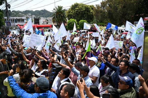 <i>Los partidarios del candidato presidencial guatemalteco por el partido Movimiento Semilla, Bernardo Arévalo, asisten al lanzamiento de su campaña para la segunda vuelta electoral en Sololá, Guatemala, el 14 de julio de 2023. (Foto de Johan ORDONEZ / AFP)</i>