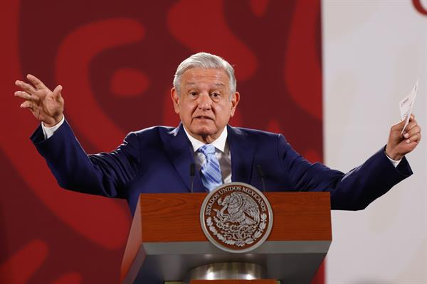 El presidente de México Andrés Manuel López Obrador participa durante una rueda de prensa en Palacio Nacional, hoy en la Ciudad de México (México). EFE/ Isaac Esquivel