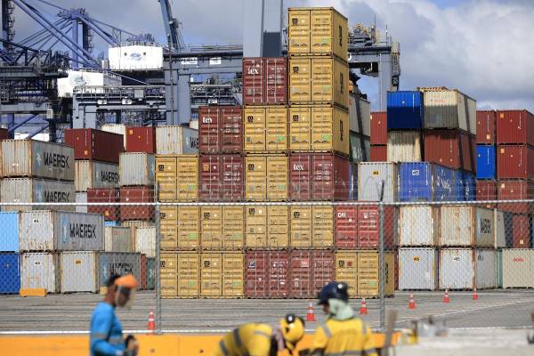 Fotografía que muestra contenedores de carga en el Canal de Panamá este viernes, en Ciudad de Panamá (Panamá). EFE/ Bienvenido Velasco