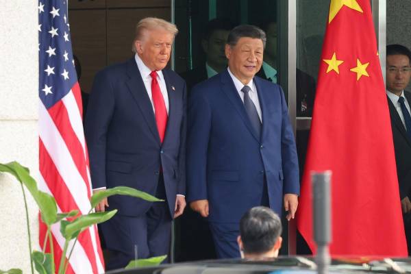 <i>El presidente estadounidense Donald Trump (i) y el presidente chino Xi Jinping (c) salen de sus conversaciones en el salón de recepciones Naraemaru, dentro de una base de la Fuerza Aérea en Busan. EFE/EPA/YONHAP</i>