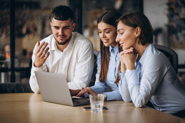 <i>El trabajo en equipo y la adaptabilidad aparecen consistentemente entre las cinco habilidades más valoradas, independientemente de la industria. Foto de iStock</i>