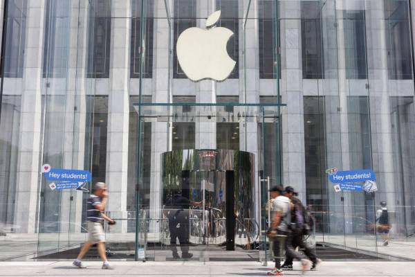 Fotografía de archivo del 1 de agosto de 2024 que muestra a personas caminando frente a una tienda del gigante tecnológico Apple en Nueva York (EE.UU.). Apple reportó este jueves un beneficio neto de 71.675 millones de dólares en el primer semestre de su ejercicio 2026, un 17 % más interanual, impulsado por un trimestre con ventas récord, en buena parte gracias al nuevo iPhone 17. EFE/EPA/SARAH YENESEL/ ARCHIVO